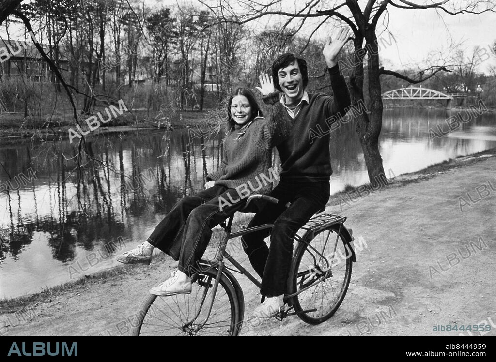1971.. Serien Julia och nattpappan av Maria Gripe och Stellan Olsson, i regi av Stellan Olsson Sänt första gången 1971-11-20 Publ i RiR 27/71, 15/75, 26/79 persons: PETER SCHILDT;MONA ENG sites: SVERIGE.