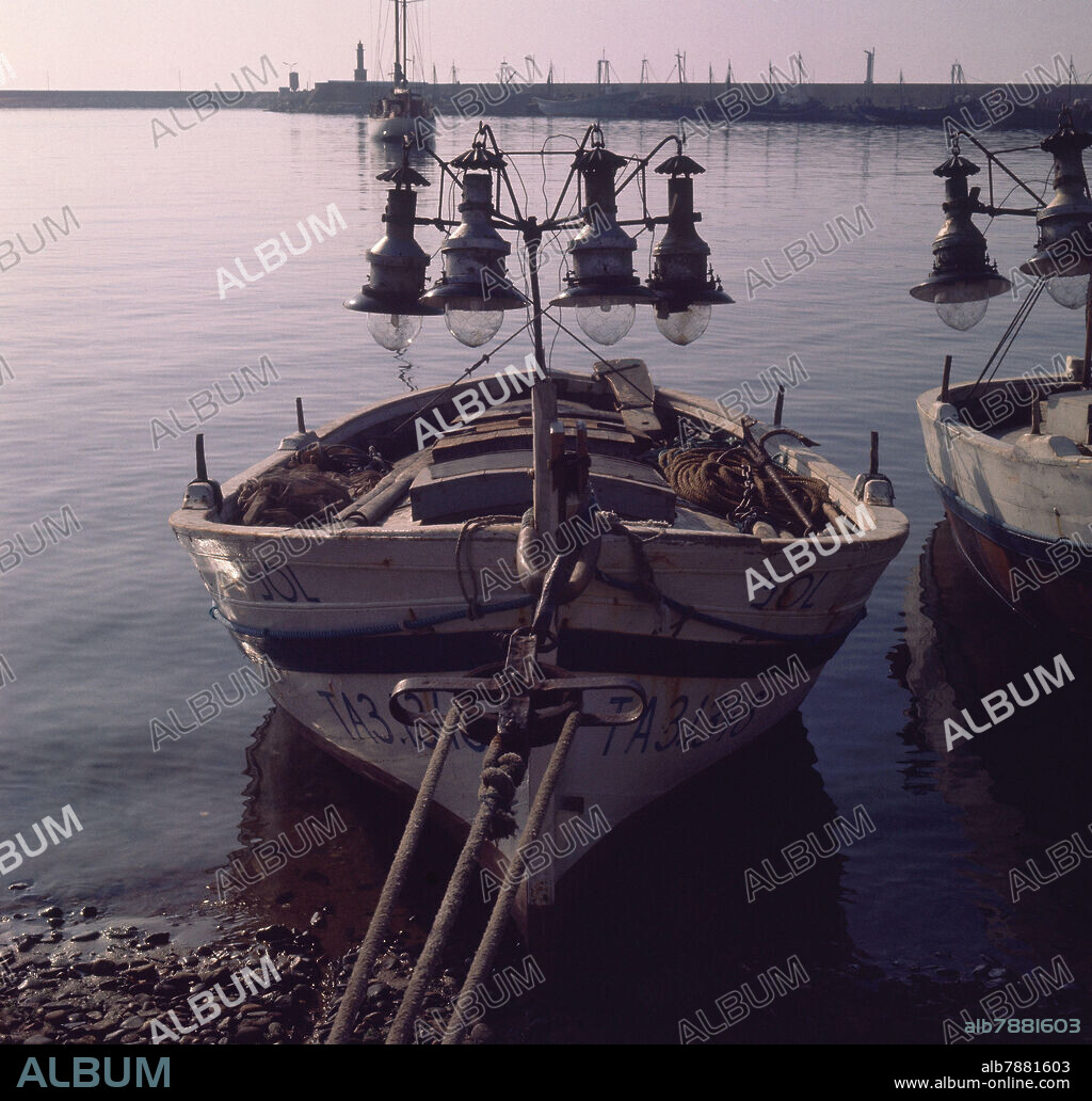 BARCO PESQUEROS CON FOCOS PARA PESCA NOCTURNA EN  EÑL PUERTO DE CAMBRILS - FOTO AÑOS 60.