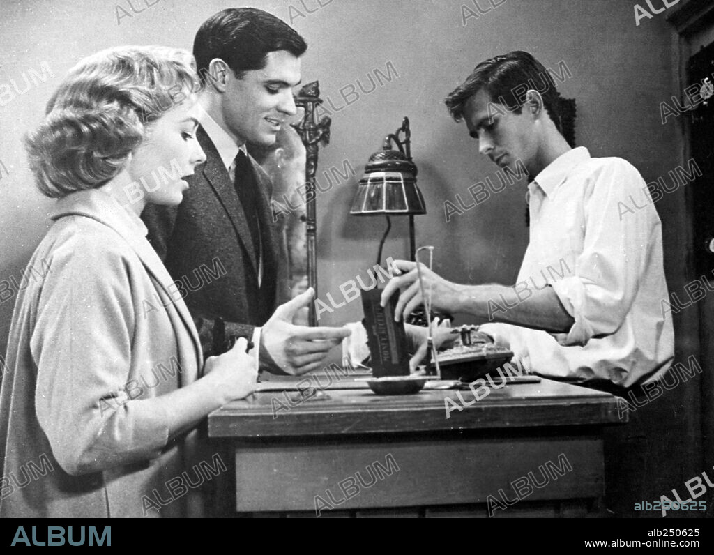ANTHONY PERKINS, JOHN GAVIN and VERA MILES in PSYCHO, 1960, directed by ALFRED HITCHCOCK. Copyright SHAMLEY PRODUCTIONS.