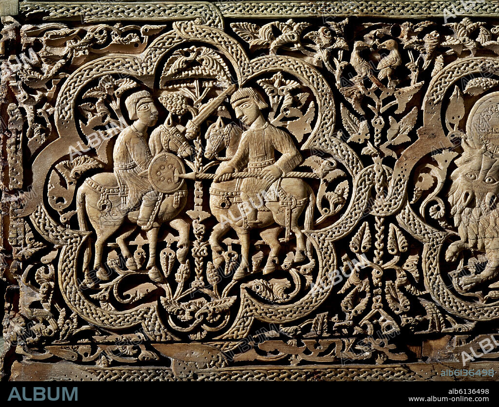 FARAY Y SUS DISCIPULOS (SIGLO XII). ARQUETA DE LEYRE - DETALLE DE DOS GUERREROS - MARFIL - PERIODO CALIFAL - AÑO 1005.