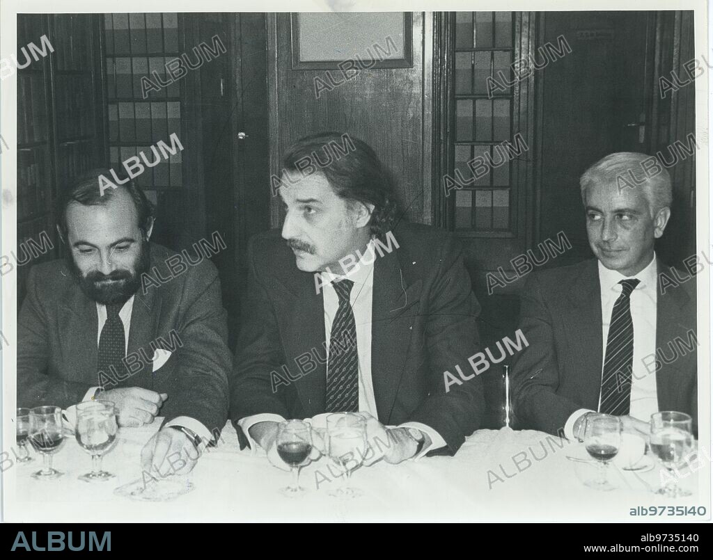 Madrid, 28/11/1984. Antonio Buero Vallejo, ABC de Oro. En la imagen, el periodista Pedro Rodríguez entre Ricardo Pérez Solero y José Luis López durante el banquete que tuvo lugar en la casa de ABC despúes de la entrega del mismo.
