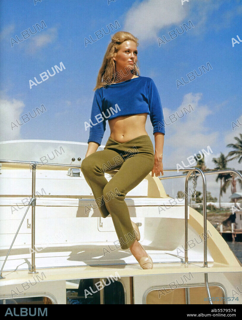 FAYE DUNAWAY dans LES DÉTRAQUÉS, 1967 (THE HAPPENING), réalisé par ELLIOT SILVERSTEIN. Copyright COLUMBIA PICTURES.