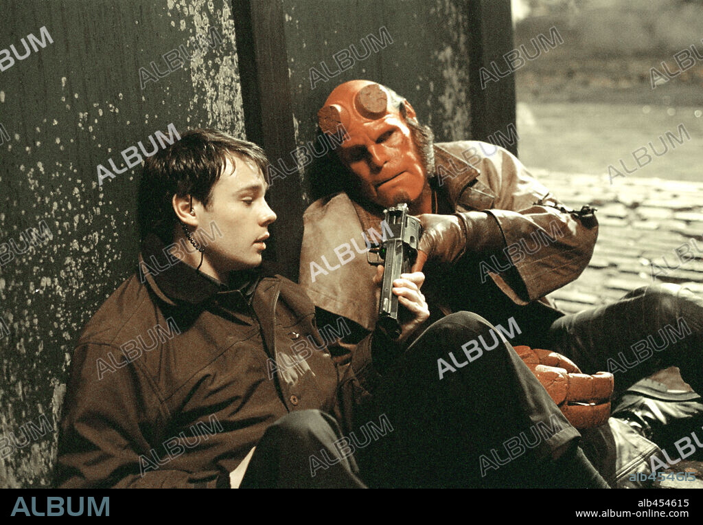 RON PERLMAN and RUPERT EVANS in HELLBOY, 2004, directed by GUILLERMO DEL TORO. Copyright COLUMBIA PICTURES.