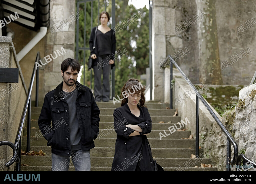 ENEKO SAGARDOY, ITSASO ARANA et ITZIAR ITUÑO dans HIL-KANPAIAK, 2020, réalisé par IMANOL RAYO. Copyright ABRA PRODUCCIONES/EUSKAL IRRATI TELEBISTA/GOBIERNO DE NAVARR / HERRANZ, DAVID.