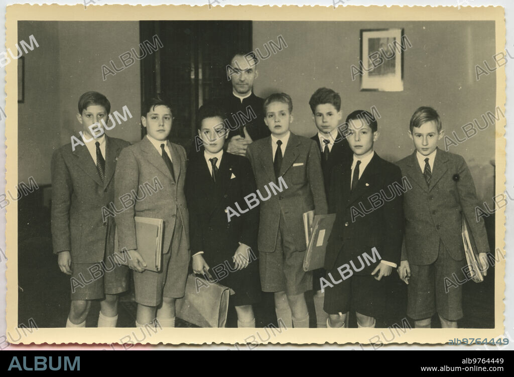 Madrid, 1951.Don Juan Carlos, en su primera escuela en España, en las Jarrillas. De izquierda a derecha podemos ver a Alfredo Gómez Torres, José Luis Leal, Alfonso Valdueza, el padre Zulueta, el Príncipe, Jaime Fontaner, Juan J. Macaya y Alfonso Luna.