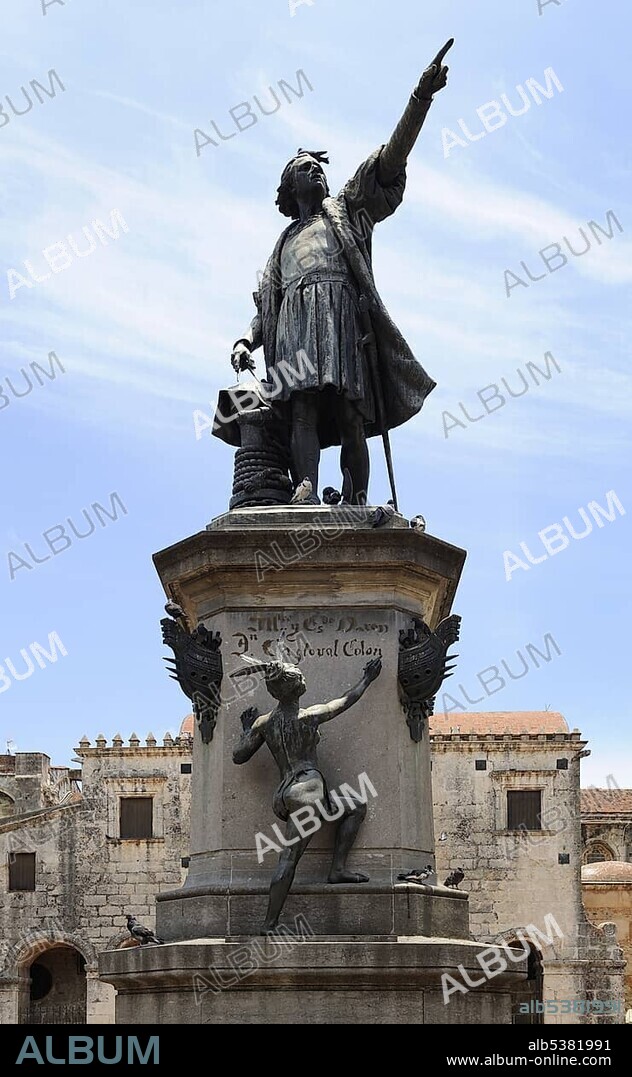 Plaza Colon square with Columbus Monument and cathedral, Santo Domingo, Dominican Republic, Caribbean