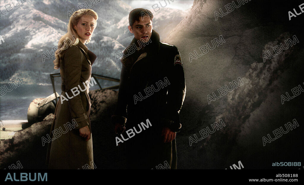 GWYNETH PALTROW und JUDE LAW in SKY CAPTAIN AND THE WORLD OF TOMORROW, 2004, unter der Regie von KERRY CONRAN. Copyright PARAMOUNT PICTURES.