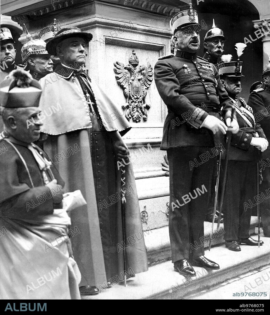 11 noviembre 1923. Toledo. En la academia de Infanteria.
El general primo de Rivera (1) Pronunciando un discurso en el acto de la jura de bandera por los Nuevos Alumnos, al cual Asistieron también el cardenal Arzobispo, Dr. Reig. 2. El general Weyler, (3) y el patriarca de las Indias.