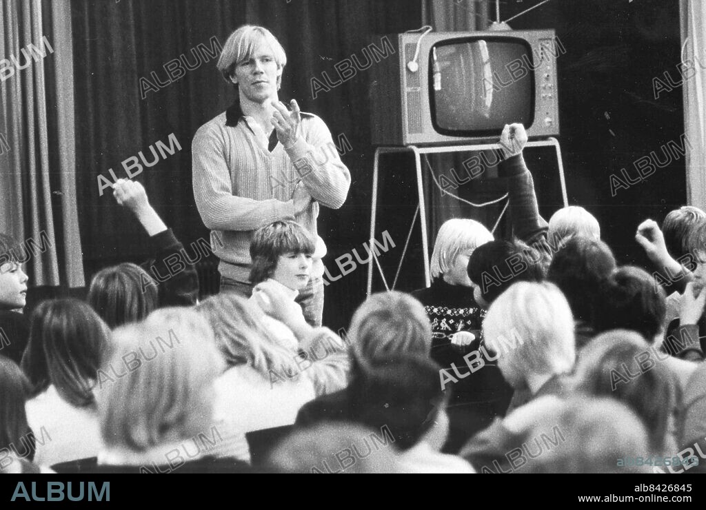 Göteborg 1979-01-12. Sprintern Christer Garpenborg - landets otursförljde sprinterkung - tjänstgör som propagandavapen för Svenska Friidrottsförbundet - Här ses han prata med elever på Krokslättsskolan *** Local Caption *** GP Foto: Bror Augustsson. KAMERAREPORTAGE.
