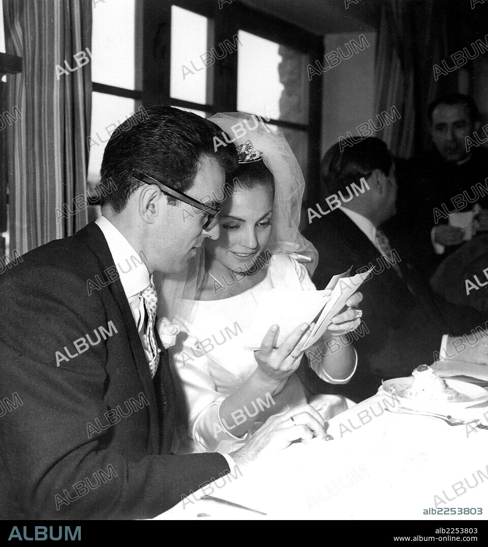 SEVILLA, CARMEN. ACTRIZ Y CANTANTE ESPAÑOLA. BODA CON AUGUSTO ALGUERO , EL 23 DE FEBRERO DE 1961. ALMUERZO TRAS LA BODA EN EL HOSTAL EL CIERVO.