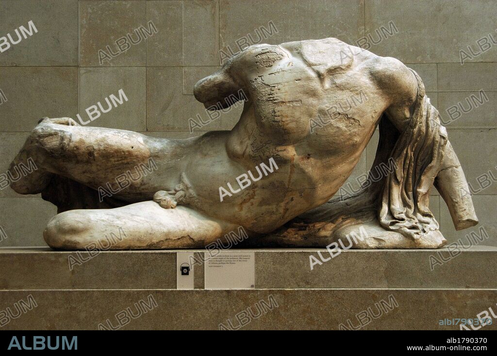 ARTE GRIEGO. GRECIA. PERIODO CLASICO. S. V. Escultura del FRONTON OESTE u OCCIDENTAL del PARTENON que representa a un JOVEN DESNUDO Y RECLINADO EN EL SUELO. Su postura indica que quizá representara la personificación de uno de los rios de Atenas, el RIO ILISOS. Museo Británico. Londres. Inglaterra. Reino Unido.