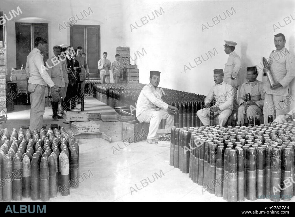 Septiembre 1909. Taller de carga de Proyectiles de Artillería. Operación Final. Colocación de Espoletas en los Proyectiles después de Cargados por los Soldados que Prestan servicio en el parque del cual Es jefe el capitán de Artillería, Sr. Iglesias.