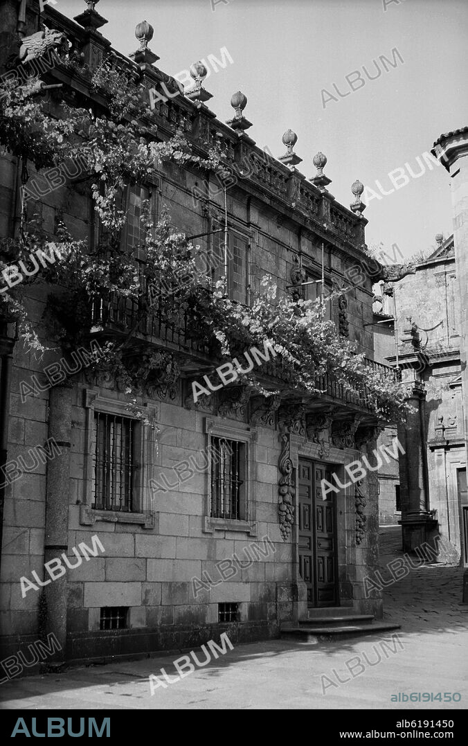 DOMINGO ANTONIO DE ANDRADE (1639-1712). FACHADA DE LA CASA DE LA PARRA - SIGLO XVII - BARROCO GALLEGO - FOTOGRAFIA EN BLANCO Y NEGRO - AÑOS 50.