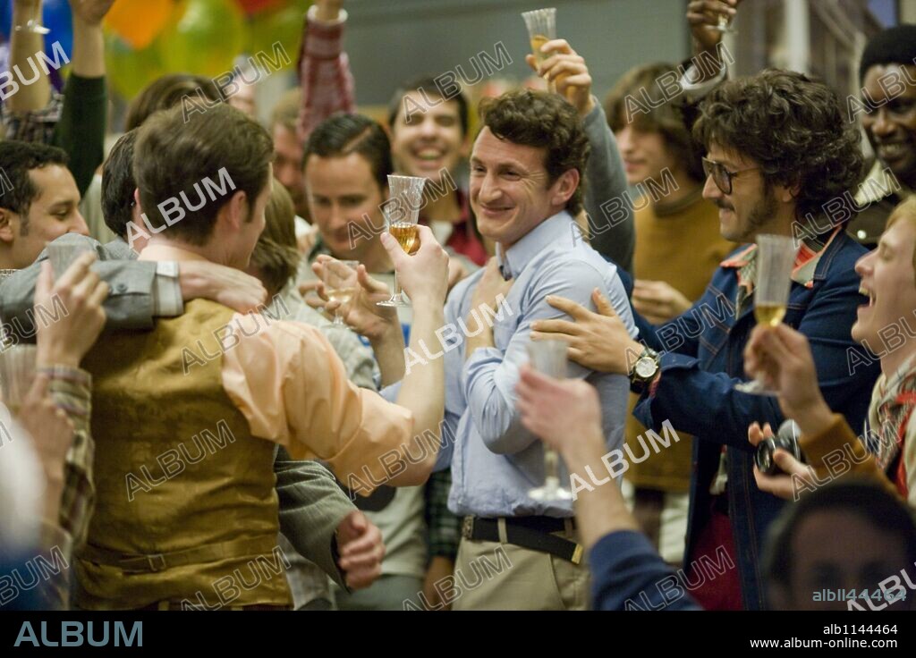 DIEGO LUNA and SEAN PENN in MILK, 2008, directed by GUS VAN SANT. Copyright FOCUS FEATURES / BRAY, PHIL.