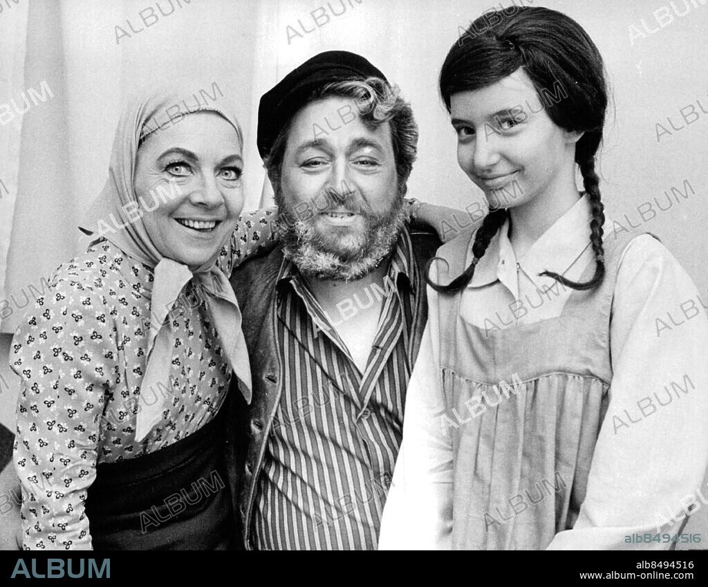 MALMÖ 1969-01-21.. Agneta Prytz, Cornelis Vreeswijk och Yvonne Weinstein medverkar i "Spelman på taket" på Malmö Stadsteater. Foto: Skånereportage / IBL Bildbyrå / TT / Kod: 36100.