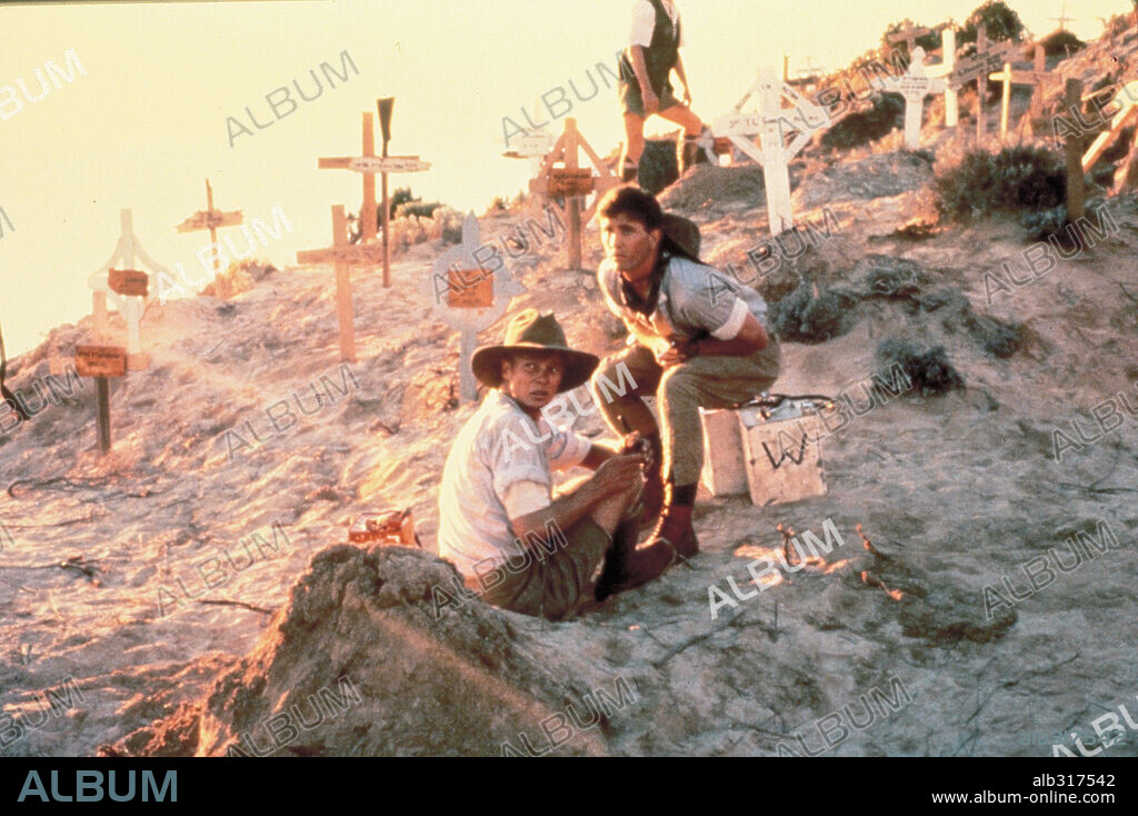 MARK LEE y MEL GIBSON en GALLIPOLI, 1981, dirigida por PETER WEIR. Copyright ASSOC R&R FILMS/PARAMOUNT.