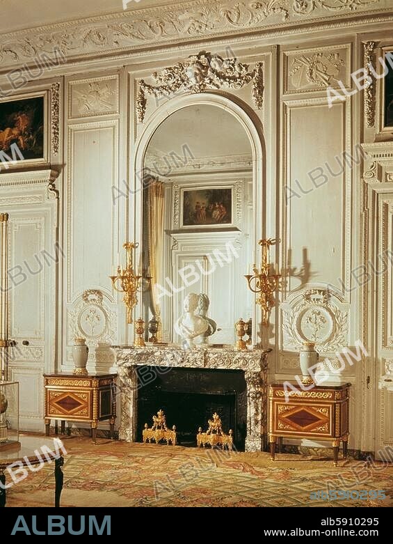 Versailles (Frankreich), Petit Trianon. (Lustschloss im Park von Versailles; erbaut unter Ludwig XV.; Pläne 1761, Ausführung 1764-68; Arch.: Jacques-Ange Gabriel). Innenansicht: Salon de Réception (Empfangssal; Boiserien von Guibert). Foto, undatiert.