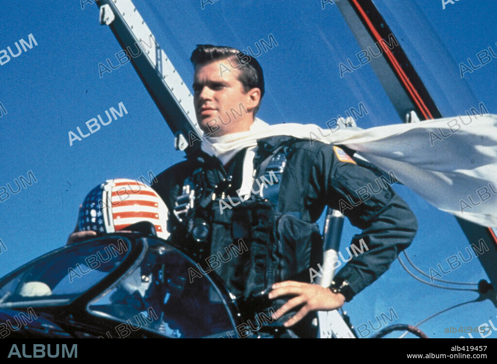 CARY ELWES in HOT SHOTS!, 1991, directed by JIM ABRAHAMS. Copyright 20TH CENTURY FOX.