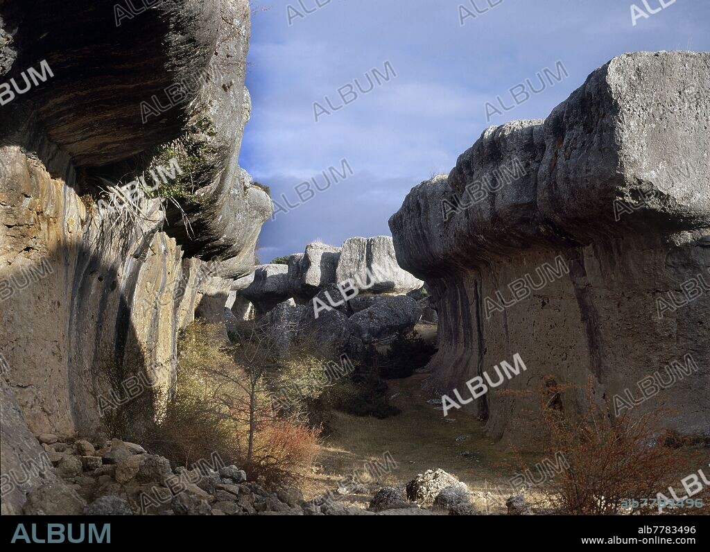 ROCAS EROSIONADAS DEL PARQUE NATURAL CIUDAD ENCANTADA.