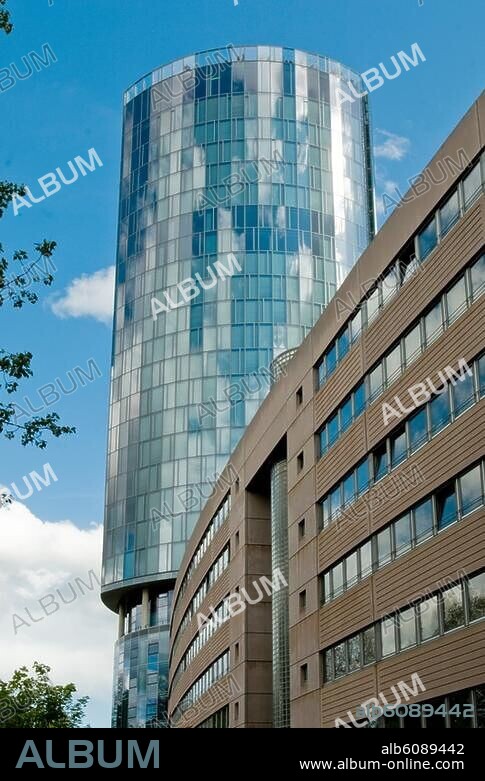 Köln, Deutz, Das KölnTriangle ist das höchste Hochhaus im rechtsrheinischen Köln. Es wurde Ende 2004 fertiggestellt. Bekannt ist das KölnTriangle als Sitz der Europäischen Agentur für Flugsicherheit (EASA), als Aussichtsplattform.