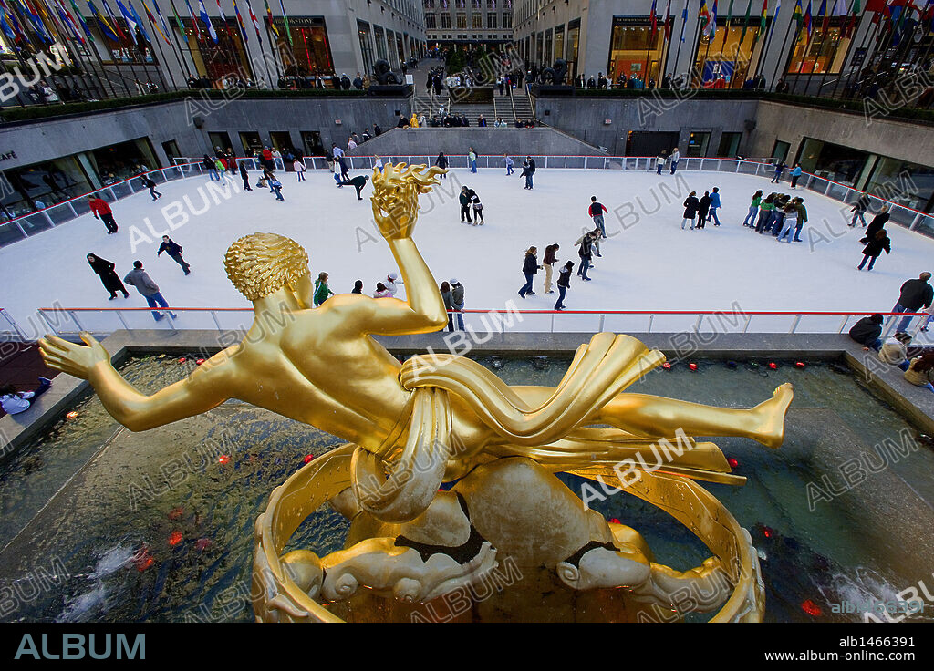 "PROMETEO ROBANDO EL FUEGO A LOS DIOSES DEL OLIMPO". ESCULTURA realizada por Paul MARSHIP en el año 1934, situada en el Rockefeller Center. Manhattan. NUEVA YORK. Estados Unidos.