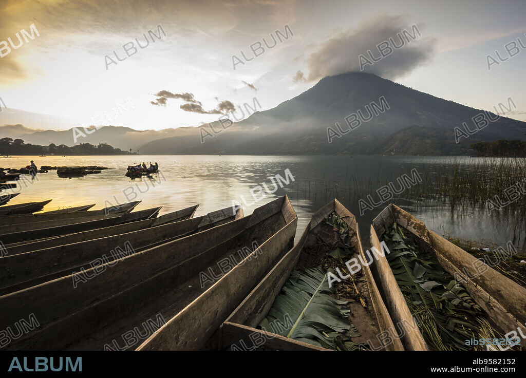 canoas varadas en el lago Atitlán frente al volcan San Pedro, Santiago Atitlan, departamento de Sololá, Guatemala, Central America.