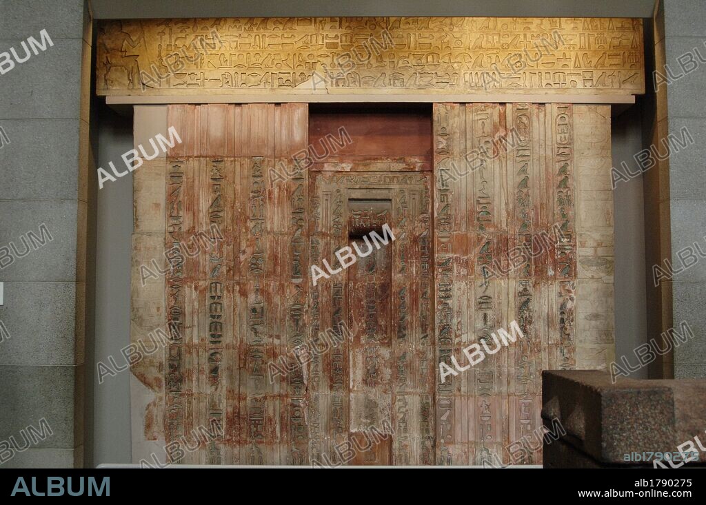 ARTE EGIPCIO. IMPERIO ANTIGUO o DINASTICO ANTIGUO. DINASTIA V. FALSA PUERTA Y ARQUITRABE de piedra caliza de PTAHSHEPSES. Las losas paneladas a ambos lados de la puerta están inscritas con la biografía de Ptahshepses mencionando su nacimiento y su matrimonio con la princesa Khamaat, así como su carrera bajo el mandato de cuatro reyes de la Quinta Dinastía. Fechada hacia el año 2400 a. C. procede de Saqqara. Museo Británico. Londres. Inglaterra. Reino Unido.