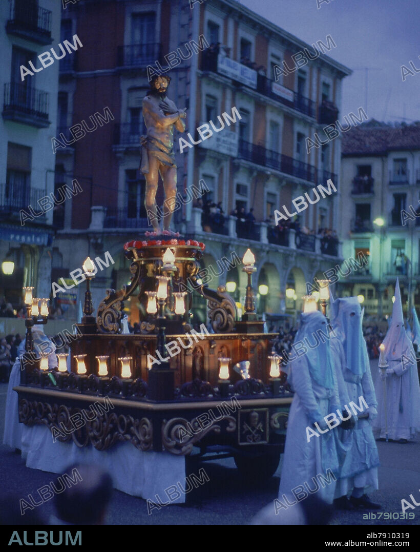 ECCE HOMO- PASO PROCESIONAL DE SEMANA SANTA EN LA PLAZA MAYOR- CAPUCHINOS VESTIDOS DE BLANCO.