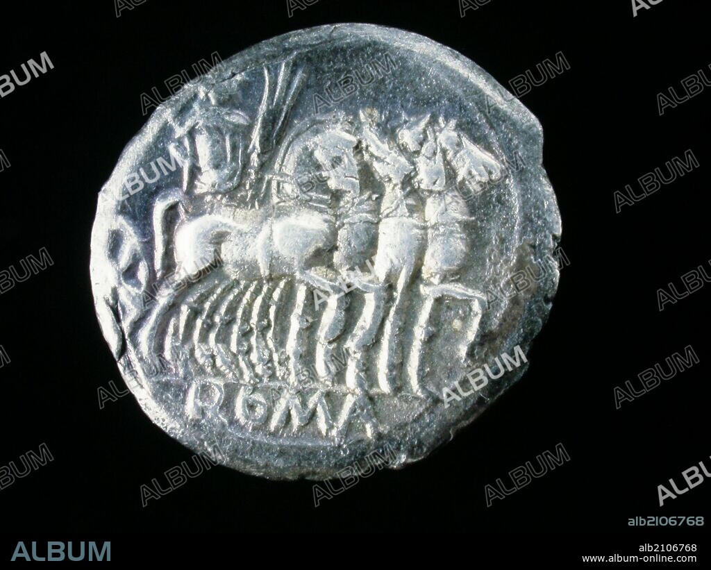 NUMISMATICA. MONEDA REPUBLICA ROMANA. DENARIO DE PLATA, DE LA FAMILIA TERENTIA-VARGUNTEIA. REVERSO. JUPITER EN CUADRIGA MARCHANDO A LA DERECHA, LLEVA RAYO Y RIENDAS EN LA MANO IZQUIERDA, Y UNA RAMITA EN LA MANO DERECHA. 130 A.C. (DEPOSITO: M.A.N.).