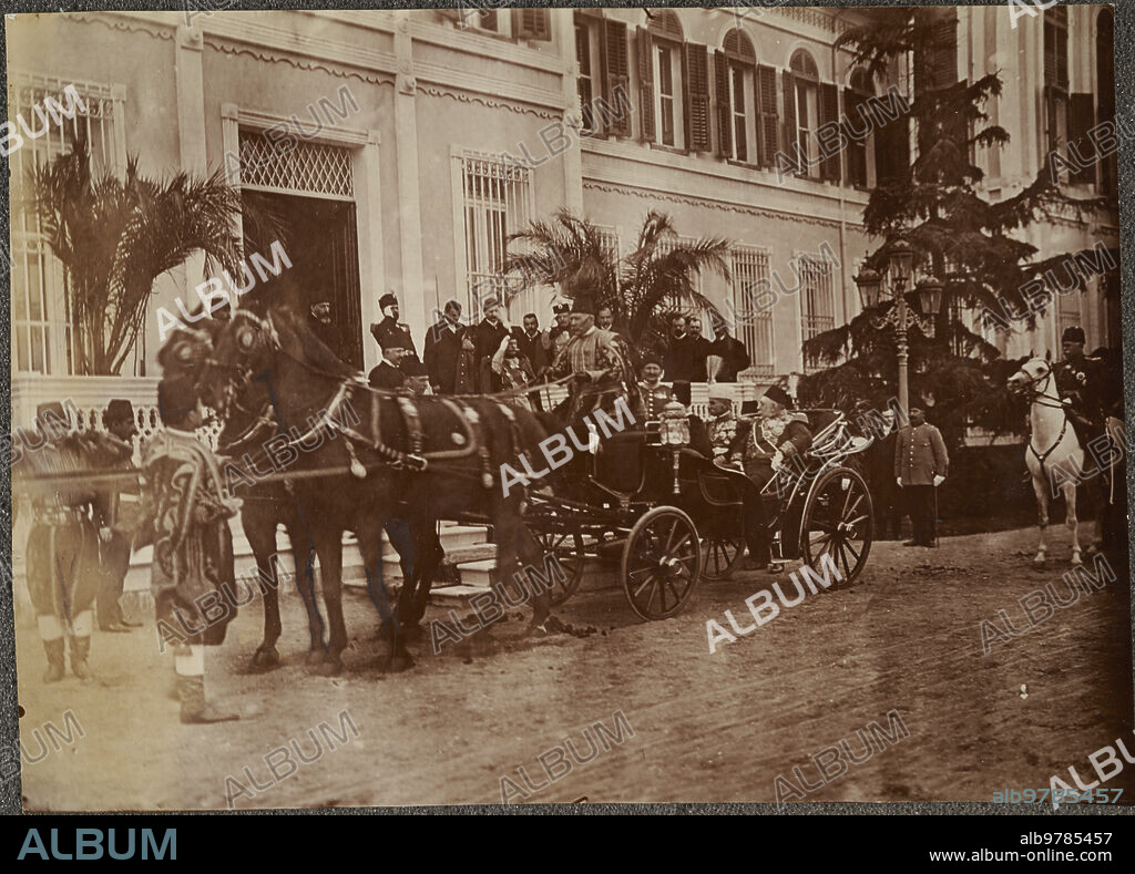 Abril 1910. El Rey de Serbia en Constantinopla. El Sultán Mohamed V acompañando al Rey Pedro I al salir de Morassin Kiosk para asistir a la revista de tropas turcas verificada en la Colina de la Libertad.