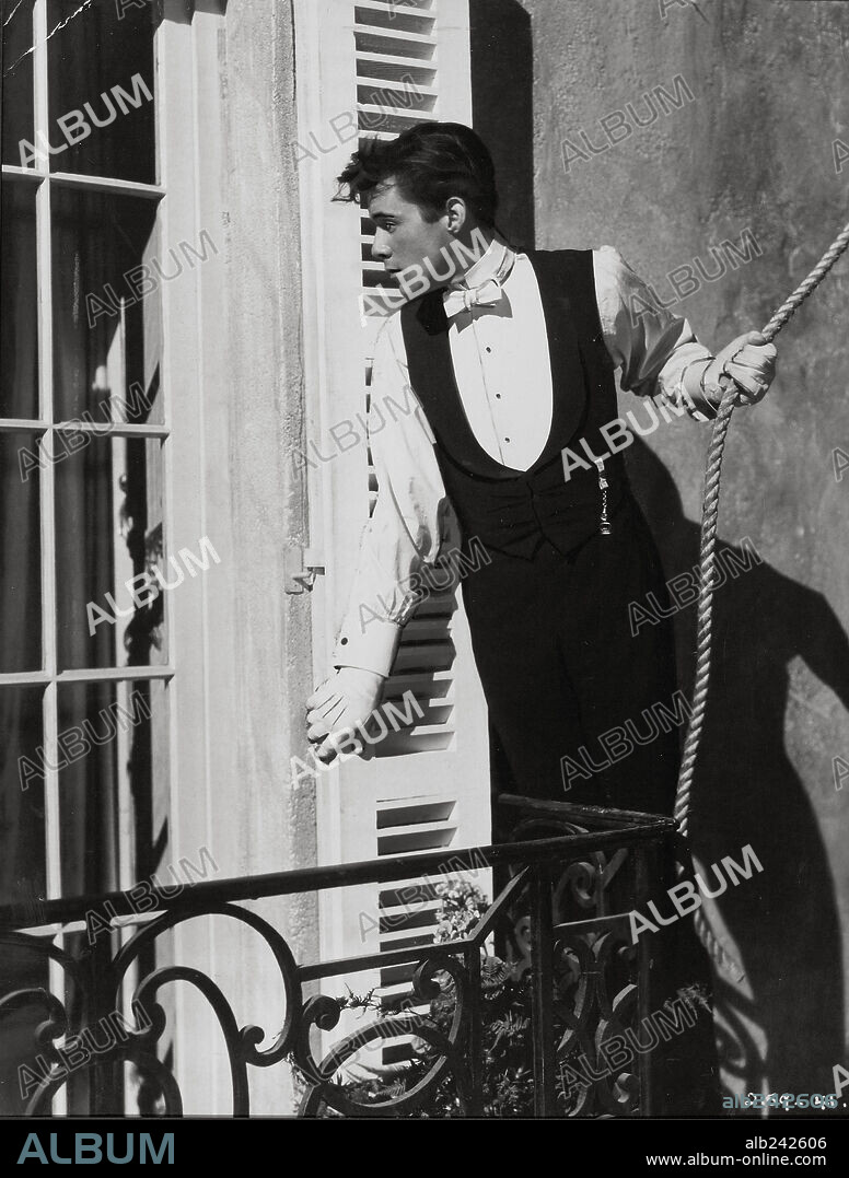DIRK BOGARDE in SO LONG AT THE FAIR, 1950, directed by ANTHONY DARBOROUGH and TERENCE FISHER. Copyright GAINSBOROUGH FILMS.