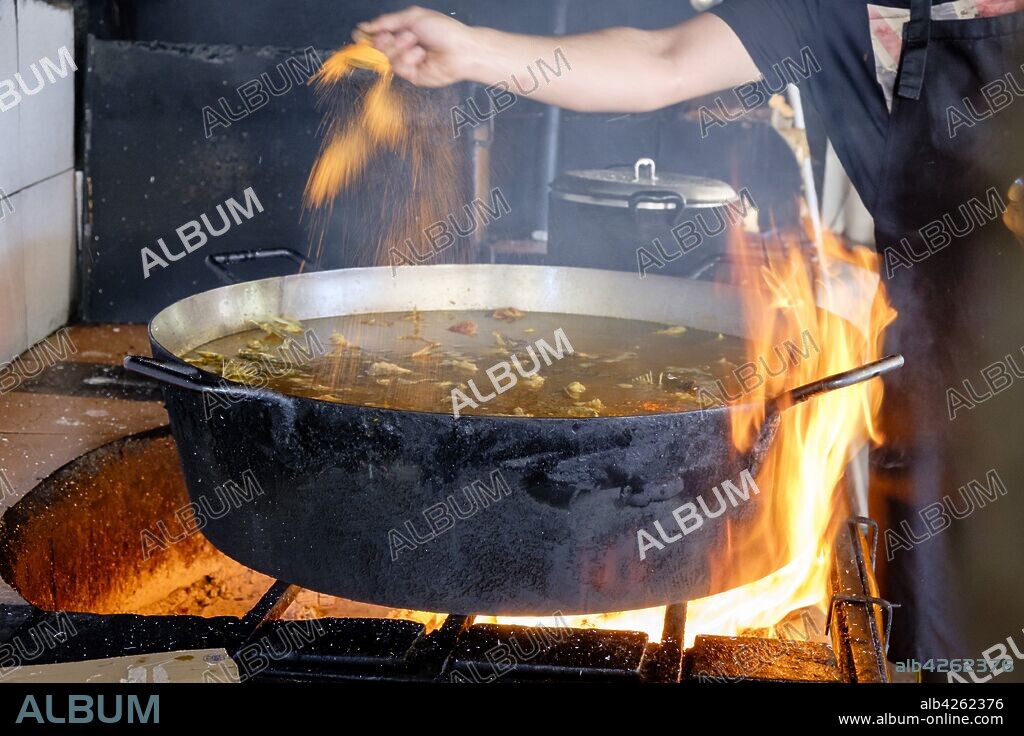 Bullit de peix, cocinado al fuego de leña, restaurante El Bigotes, Cala Mastella, Sant Carles, Municipio Santa Eulària des Riu, Ibiza, balearic islands, Spain.