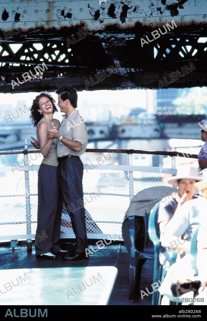 DERMOT MULRONEY and JULIA ROBERTS in MY BEST FRIEND'S WEDDING, 1997, directed by P. J. HOGAN. Copyright COLUMBIA PICTURES.