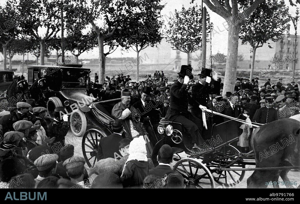 Noviembre 1913. El nuevo arzobispo de Tarragona. Entrada en la capital de su diócesis del Prelado, Ilmo. Sr. D. Antolin López Pelaez, acompañado del Alcalde, Sr. Grasch. Foto: Vallve.