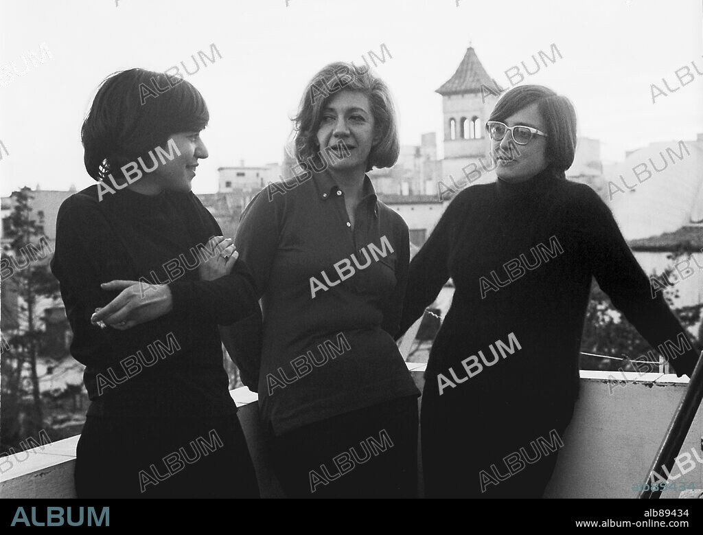 Las escritoras españolas Ana María Moix y Esther Tusquets, en la casa de Sitges de su compañera y escritora, Ana María Matute, el mes de febrero de 1970.