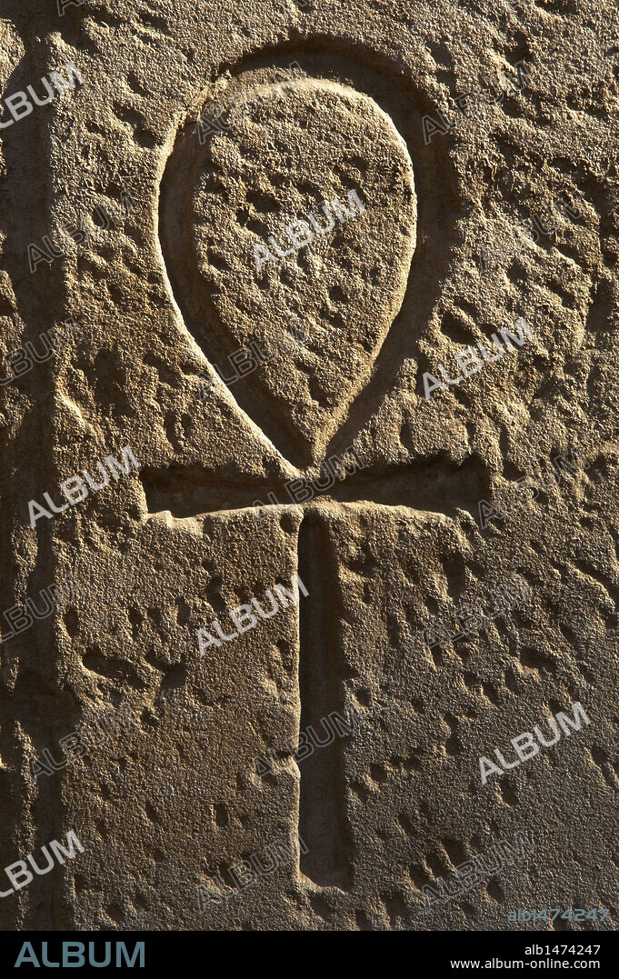 ESCRITURA JEROGLIFICA. EGIPTO. "LLAVE O LAZO DE LA VIDA". Relieve del "ANKH" que en jeroglífico significa VIDA y, como símbolo, significa VIDA ETERNA. PRIMER PATIO DE RAMSES II. TEMPLO DE LUXOR. DINASTIA XIX. (1320-1200 a. C.). IMPERIO NUEVO.