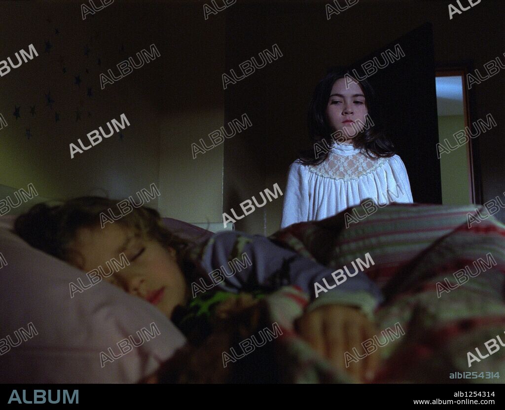 ARYANA ENGINEER and ISABELLE FUHRMAN in ORPHAN, 2009, directed by JAUME COLLET-SERRA. Copyright WARNER BROS PICTURES.