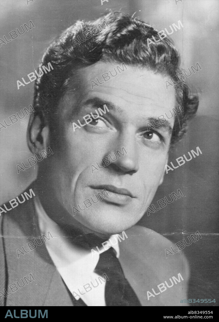 Paul Scofield To Play "Hamlet" In Moscow -- The H. M. Tennent production of "Hamlet", which is now on tour in the provinces, is due to travel to Moscow later this month for a two weeks visit. The company, under the direction of Peter Brook, includes Paul Scofield, Alec Clunes, Diana Wynyard, Ernest Thesiger and Mary Ure. After the company returns from Russia, they will present the play at the Phoenix Theatre in London. November 22, 1955. (Photo by Vivienne).