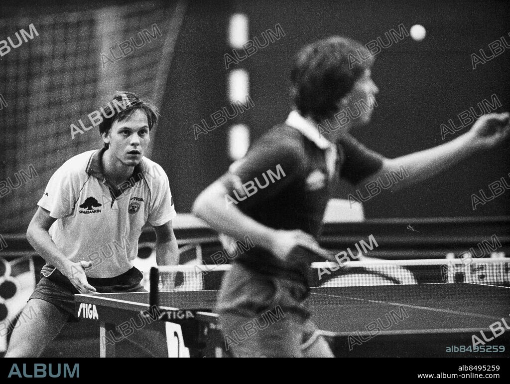 GÖTEBORG 1988-09-04.. Mikael Äpplet Appelgren - bordtennisspelare, väntar på att ta emot en serve från Jan-Ove Waldner. *** Local Caption *** GP Foto: Peter Claesson / Kamerareportage / TT / Kod: 2524.