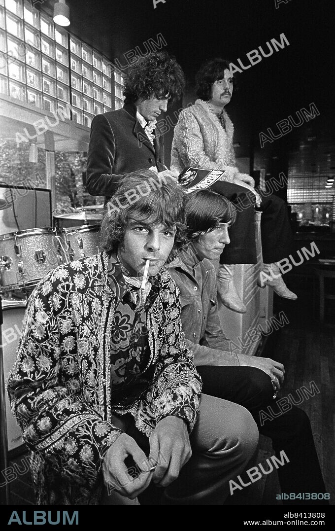 ARKIV STOCKHOLM 19670910. English rock band Pink Floyd before their gig at Gyllene Cirkeln or the Golden Circle in Stockholm. Richard Wright (front), Roger Waters, Syd Barrett (dark jacket) and Nick Mason (in the back). The gig at the Gyllene Cirkeln was the only (and first ever) in Sweden during a European tour.. Foto: Lars Groth / DN / SCANPIX / Kod: 19.