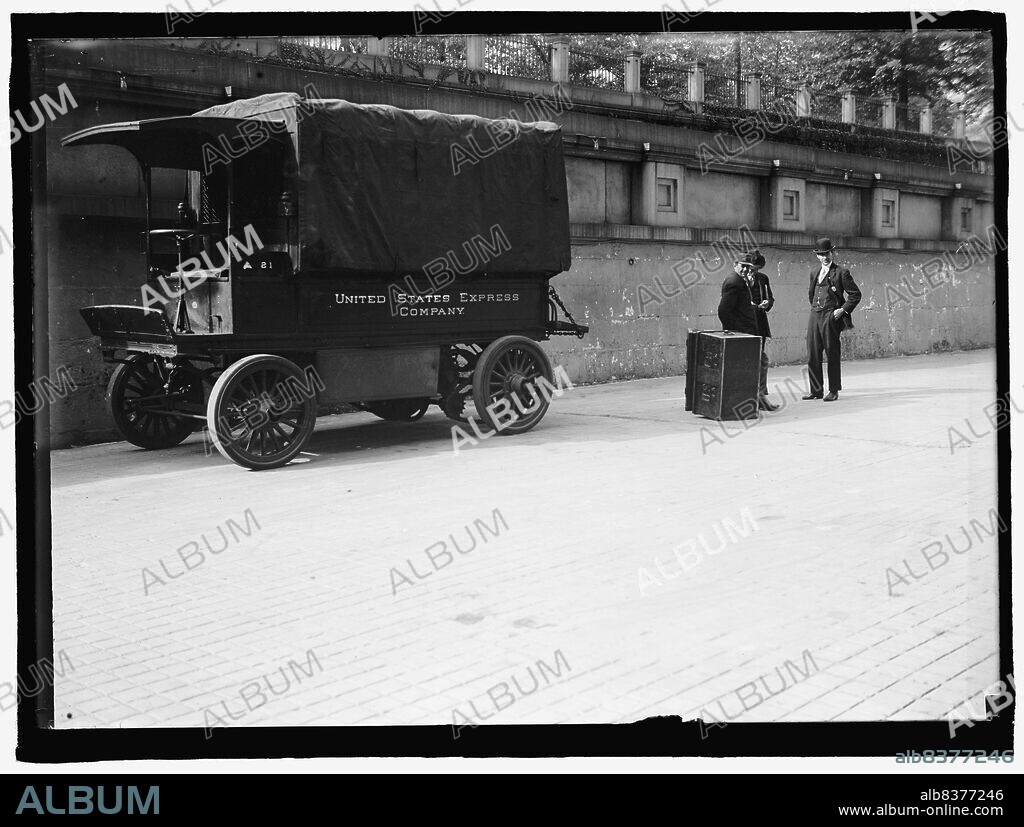 HARRIS & EWING. United States Express Company truck, between 1910 and 1917.