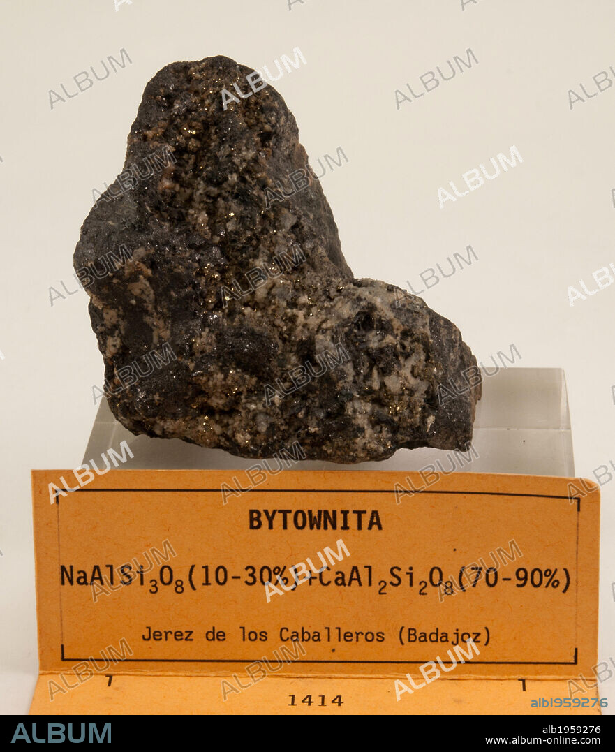 BYTOWNITA. Mineral del grupo de los feldspatos.