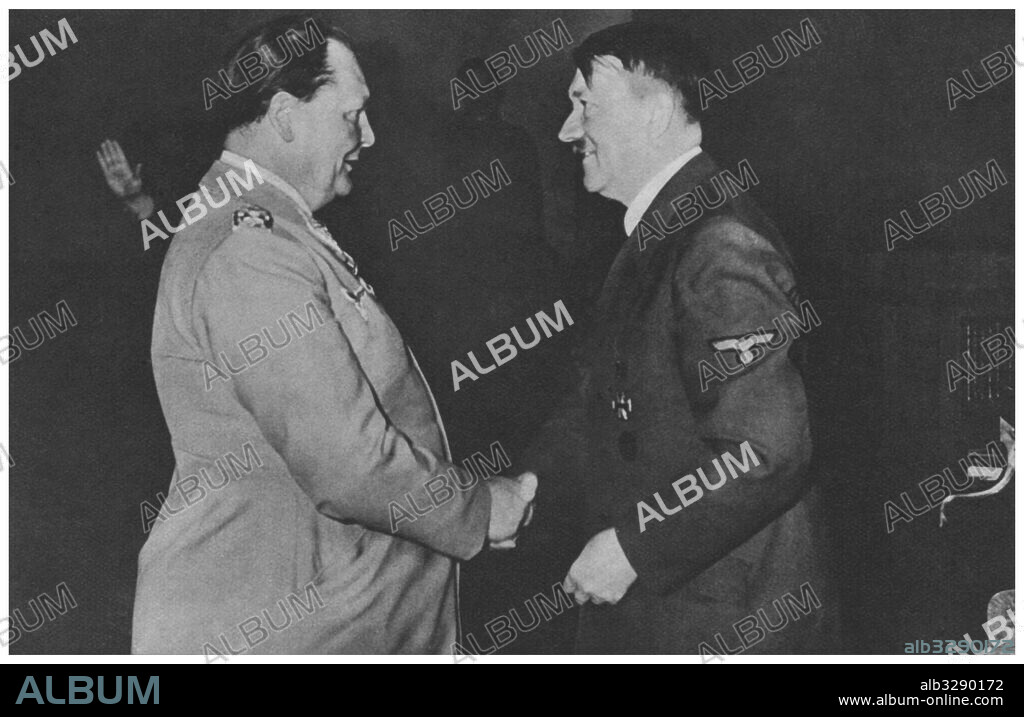 Adolf Hitler (1889-1945), político austríaco, principal ideólogo del nazismo, y Herman Göring (1893-1946) en la cancillería de Berlín. Año 1934.