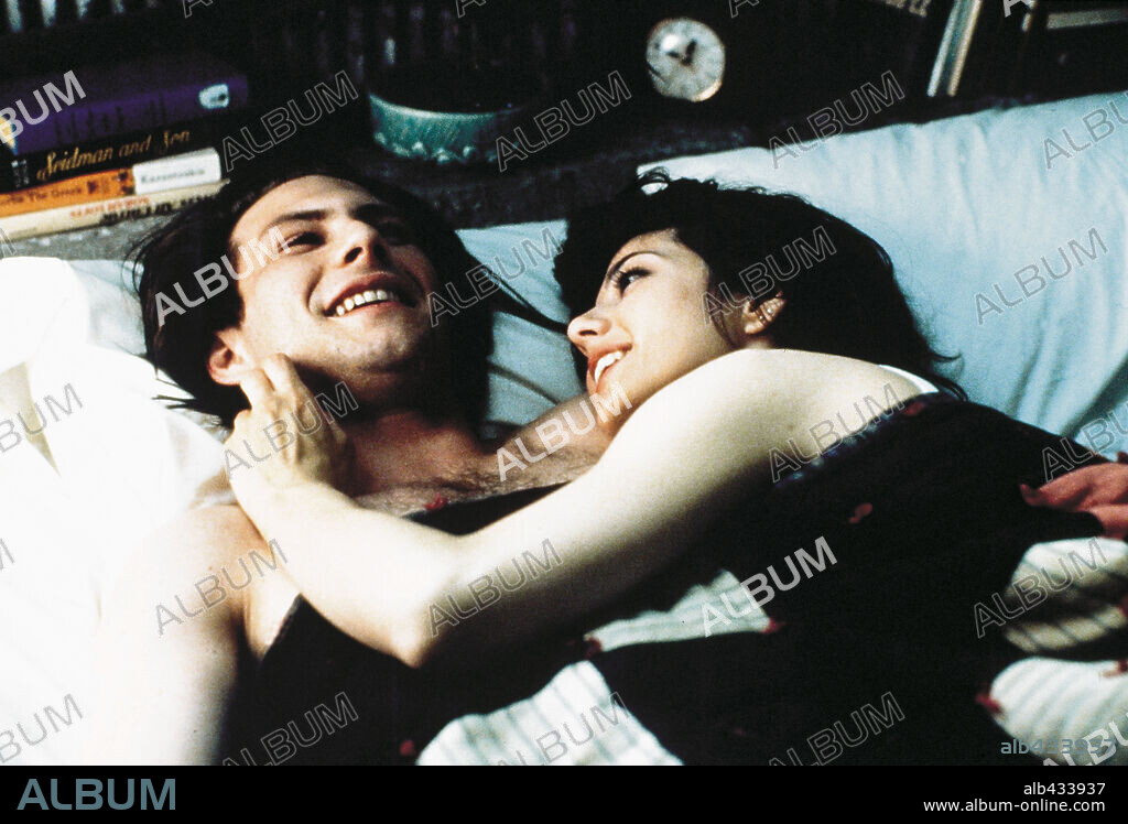 CHRISTIAN SLATER und MARISA TOMEI in UNTAMED HEART, 1993, unter der Regie von TONY BILL. Copyright M.G.M / BIRMELIN, BRUCE.