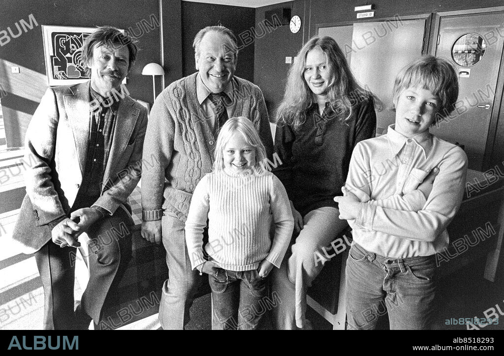 1971-10-15.. Inspelning av JULKALENDERN BROSTER, BROSTER!. Radioprogram av Lasse Forsberg i regi av Ingalill Lindgren.. Sänt under säsongen 1971. Här ses julkalenderfamiljen: adoptivfarfarn som egentligen heter Allan Edwall (tv), pappan som heter Carl-Gustaf Lindstedt på riktigt, mamma Claire Wikholm, Agnes som heter Sussie Eriksson och adoptivstorebror Bertil som heter Martin Serner.. Foto: Bo-Aje Mellin / RiR / SVT / Kod: 5600. Bild och notis publ. i RiR 45/71 sid. 16. RiR 20285 sv/v neg . Radiokalendern.