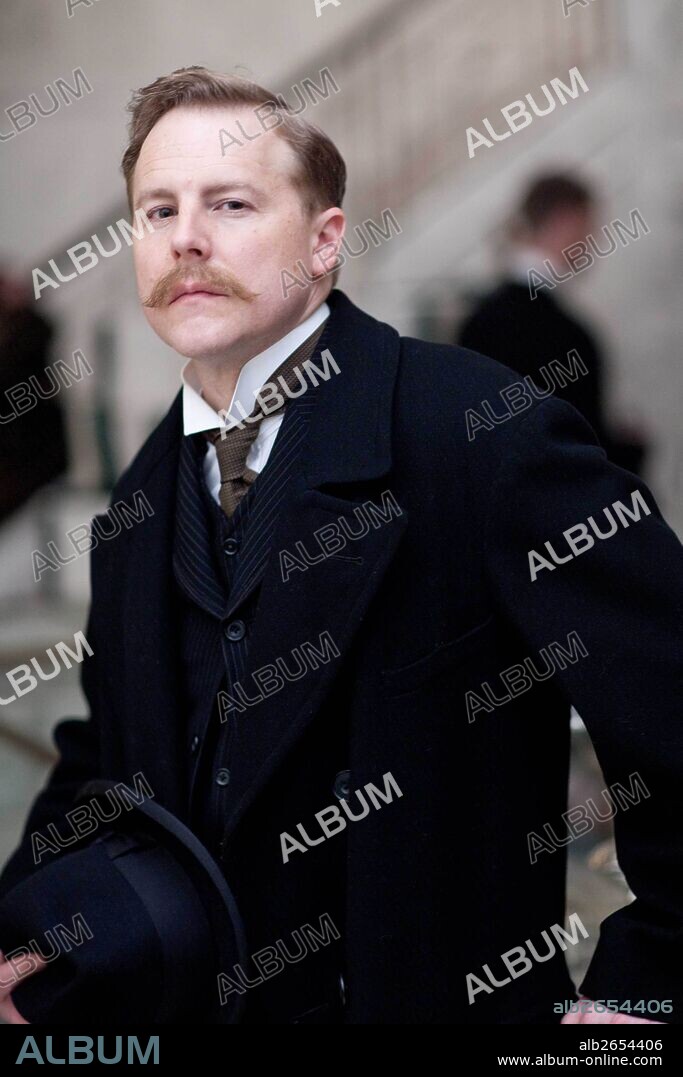 TOM GOODMAN-HILL dans MR. SELFRIDGE, 2013, réalisé par ANDREW DAVIES. Copyright ITV STUDIOS.