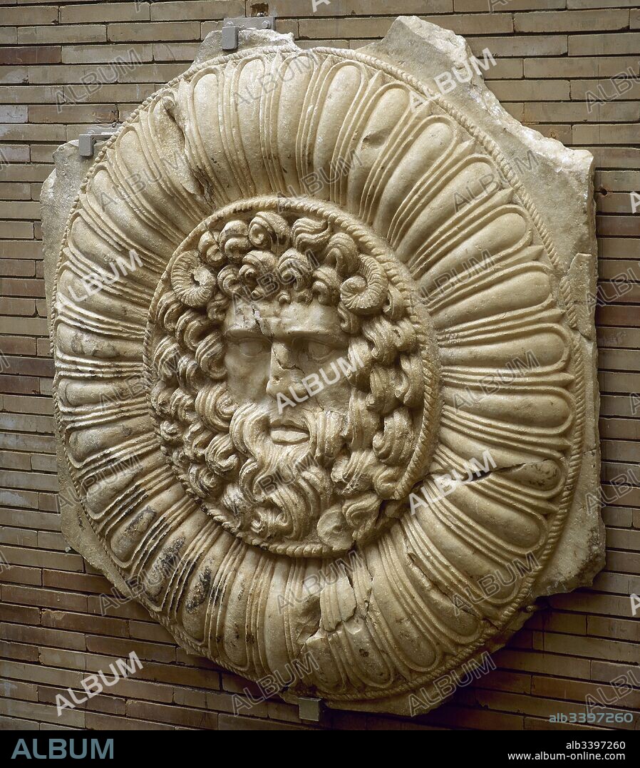 Júpiter Ammon. Relieve en mármol (1,62 x 1,61 m) que formaba parte de la decoración escultórica del Pórtico del Foro o Foro de Mármol, junto al recinto del Templo de Diana. Siglo I d. C. En el centro, efigie de Júpiter Ammon. Servía de propaganda y adulación al emperador. Museo Nacional de Arte Romano. Mérida. Provincia de Badajoz. Extremadura. España.