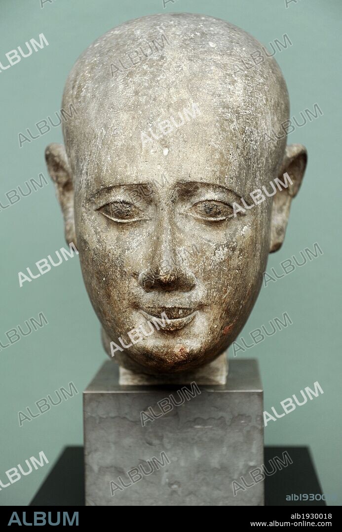 ARTE EGIPCIO. EGIPTO. CABEZA de estatua masculina. Encontrada en lugar desconicido. Piedra caliza. Período Ptolemaico. S. III a. C. Museo Carlsberg Glyptotek. Copenhague. Dinamarca. Europa.
