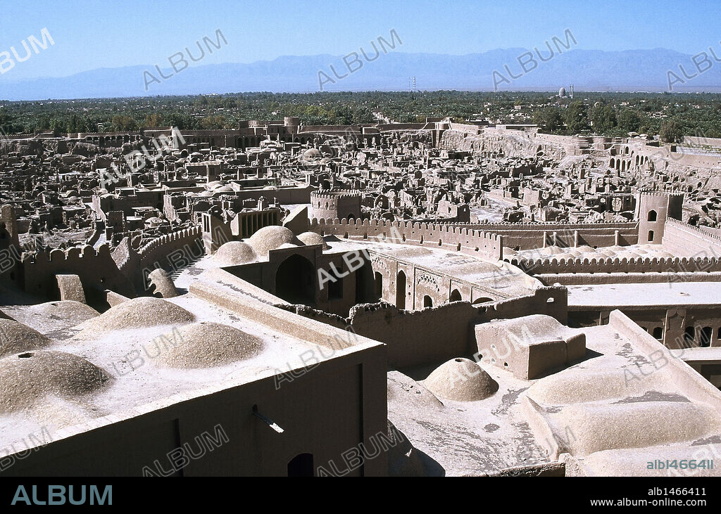 REPUBLICA ISLAMICA DE IRAN. BAM (ARG-E BAM). Ciudad de unos 2.000 años de antigüedad construida en medio del desierto de Dash-e Lut, en plena ruta caravanera hacia Oriente. Vista panorámica de la ciudad antigua de época SAFAVIDA (s.XVI-XVII) amurallada y construida toda en ladrillos de arcilla roja y paja. A fines del s.XVIII-principios del XIX se despobló.