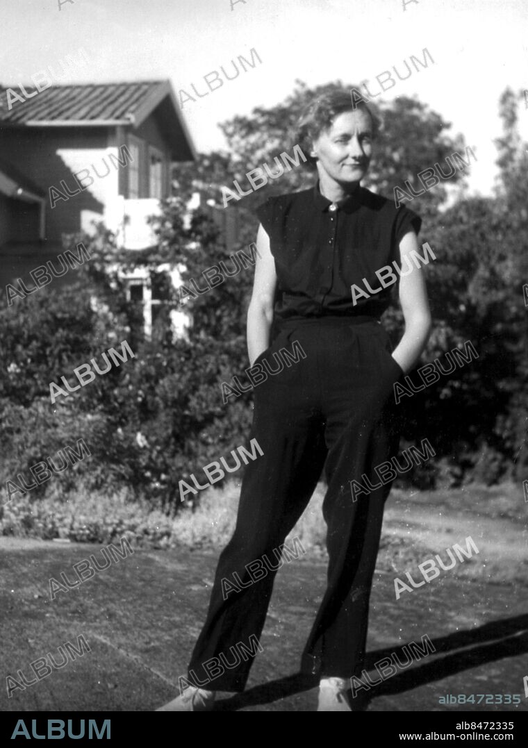 FURUSUND 1952-07-31***. Swedish author Astrid Lindgren outside her summer house in Furusund 1952.. Astrid Lindgrens stories about characters such as Pippi Longstocking, Emil, Kalle Blomquist, The Brothers Lionheart, Karlsson-on-the-Roof, Ronia the Robber's Daughter and the Bullerby children are loved and read by children all over the world. She was born on the farm Nas outside Vimmerby November 14, 1907 and would have turned 100 years old this year. Astrid passed away in 2002.. Foto: Scanpix Code 20360.